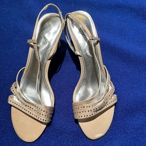 Nina Excellent used condition wedding shoes size 9